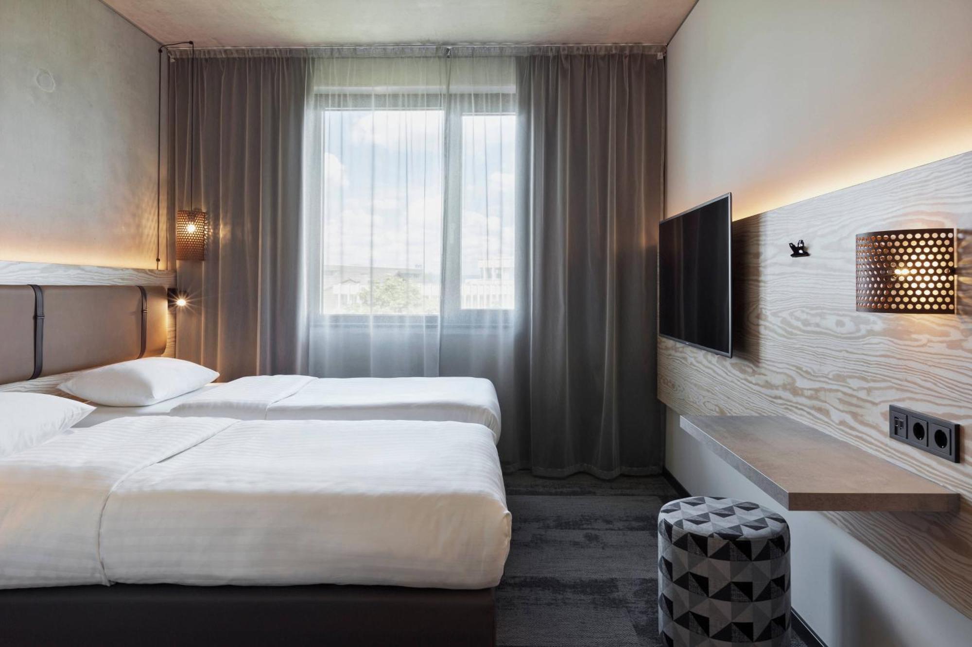 Moxy Frankfurt Airport Kelsterbach Hotel Ngoại thất bức ảnh